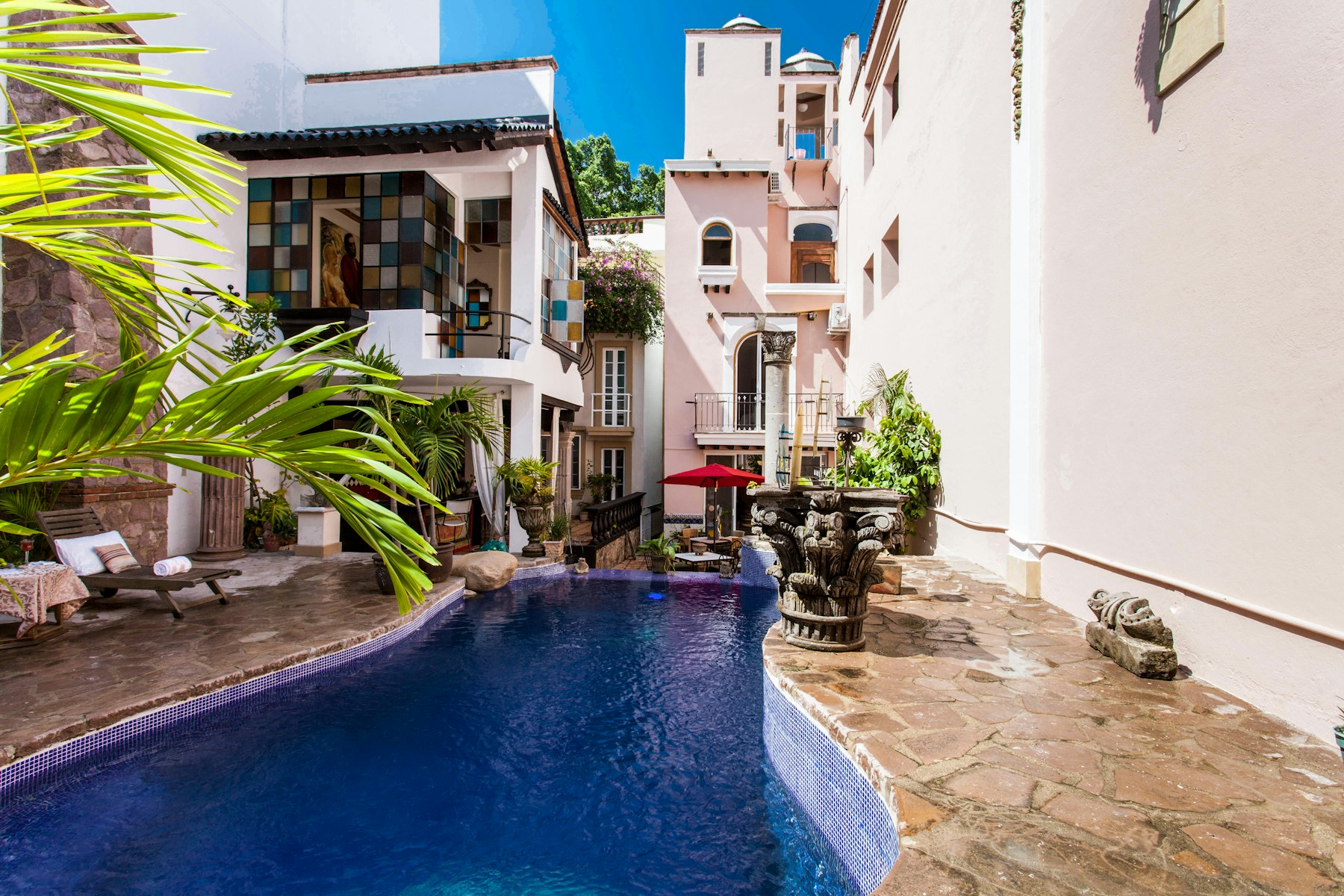Garlands del Río’s sapphire-blue pool, tropical foliage and courtyard