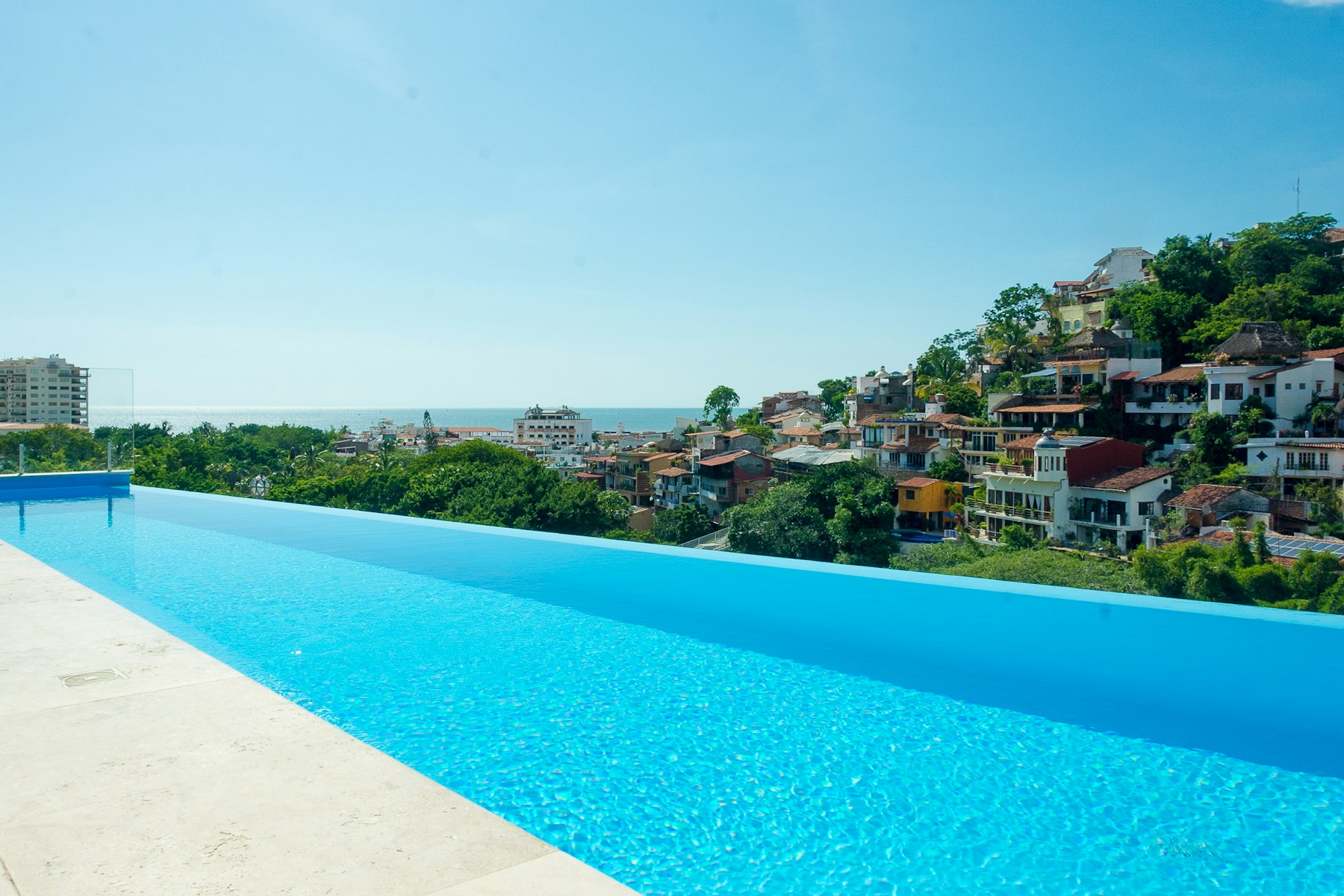Rivera del Río’s rooftop infinity pool overlooking the city and bay